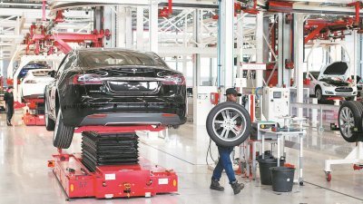 特斯拉暂停Model 3组装线，以提升自动化与生产速度。