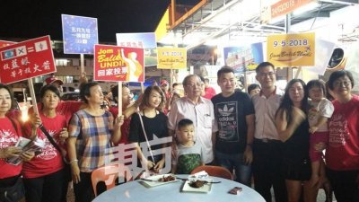 林吉祥（左5）和陈泓宾（左7）到美食中心拜访，获得选民的欢迎。（摄影：陈筱燕）