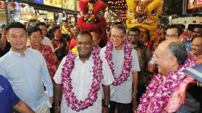 尽管罗卡巴拉（左2）是槟城人民进步党主席，惟近年以联邦直辖区部副部长身份在吉隆坡活动，也是他出征泗岩沫的可利用因素，图为罗卡巴拉此前出席联邦直辖区日庆典活动。