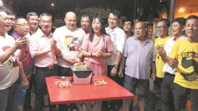 邱培栋（前排左3起）等人为王锦涌庆祝生日，前排右5为郭子毅及郭素沁。