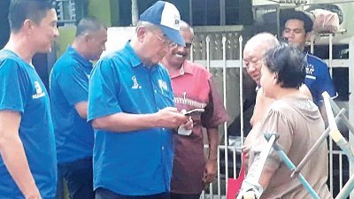 尽管候选人人选仍未明朗化，但蔡连财（左起）与莫哈末阿里已马不停蹄，携手在彭加兰峇株选区进行街访。