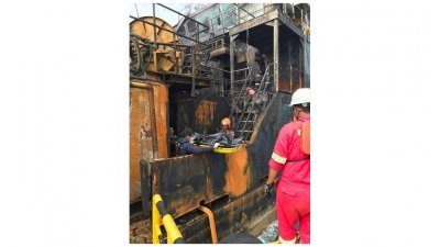 调查人员检查失火的钻井勘察船“MV GEOS”。