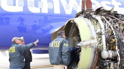美国国家运输安全委员会（NTSB）的调查人员在当地时间周二，检查出事的美国西南航空波音737客机引擎。