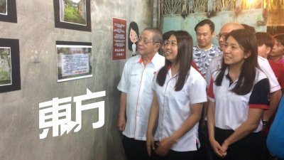 林吉祥（左起）、廖彩彤及杨美盈为行动党柔佛再也竞选行动室开幕，参观换装后的“两面墙”。