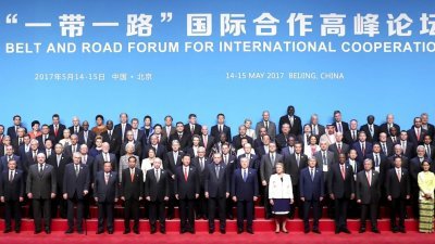 中国大力推动的“一带一路”倡议，打造国际新合作平台，欧盟国家却指有关计划违背了贸易自由化的议程。这是去年5月在北京举行的“一带一路”国际合作高峰论坛，共有29个国家元首与政府首脑，以及130个国家代表团出席。 
