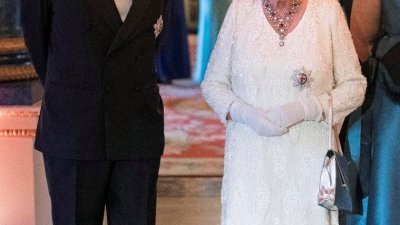 英女王伊丽莎白二世周四晚在白金汉宫，宴请到访英国出席会议的一众共和联邦政府首脑，王储查尔斯陪同出席。