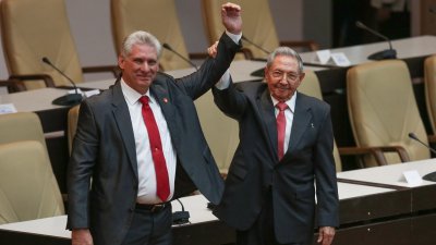 迪亚斯‧卡内尔（左）接替劳尔‧卡斯特罗，成为古巴新总统。