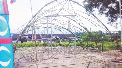 这间竹构造的行动室已完成50%，预计下周日可盖屋顶及启用。