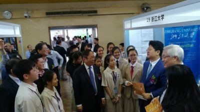 刘利民（左3）与白天（右3）出席2018年中国高 等教育展，与学生们交流，右2为谢松坤。