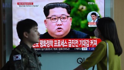 韩国首尔地铁站的电视，周六播放有关朝鲜最高领导人金正恩宣布停止核试爆和导弹试射，以及废除核试场的新闻