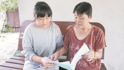 陈秀莲偶尔会拿出女儿梁月芳保留的作业薄，盼能鼓励及激发她在家学习。