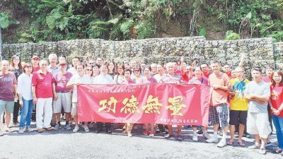 蕉赖麒麟花园和斯嘉镇花园5个居民协会为感谢陈国伟，协助争取及反对该大型计划，赠送一幅感谢横幅给他。