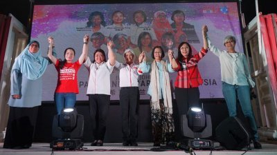 诺哈雅蒂（左起）、刘强燕、周碧珠、章瑛、玛丽亚陈、郭素沁及颜碧贞，在讲座结束后高举双手，寻求选民支持。