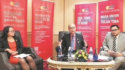 杨雁雁（左起）、温有志，以及拉菲拉兹，在记者会上向媒体披露“2018年第15届中国-东盟博览会”的详情。