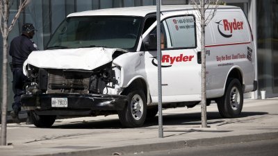 加拿大多伦多发生白色出租货车冲撞行人事件，酿至少10死15伤，嫌犯在犯案后已遭逮捕，警方目前还在厘清嫌犯的犯案动机。