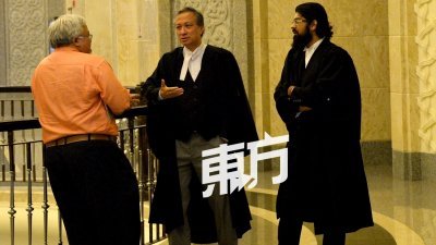 阿斯顿（右起）和五大宗教咨询理事会代表律师许统义，在法庭外与媒体交谈。（摄影：颜泉春）  