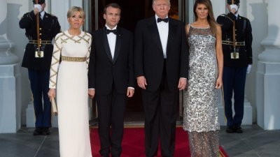 法国总统马克龙国是访问美国，特朗普当地时间周二晚在白宫设国宴款待。图为马克龙夫人特罗尼厄（左起）、马克龙、特朗普与美国第一夫人马拉尼亚在步入国宴会场前合照。