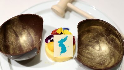 韩朝峰会的晚宴甜品中带有独岛标志的设计引发日本政府抗议。