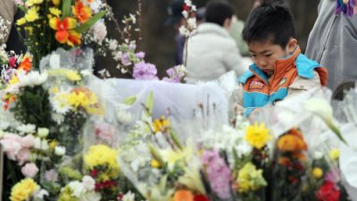 日本宫城县大川小学311海啸罹难者的家属，在纪念仪式哀悼。