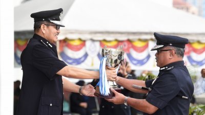 玛兹兰（左者）颁发奖杯给予建功警员。