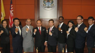 槟岛市政厅秘书安南（左4起）及尤端祥，与即将在大选上阵的瑟丽娜（左起）、黄顺祥、峇迪亚、古玛列森、颜艾菱、李俊杰和王耶宗合影。