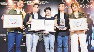 《宠我》一共拿了93个奖项，列入马来西亚纪录大全，李伟燊（左起）、虞日新、罗冠兰、执行监制陈建成及狄妃展示得奖纪录。（摄影：黄良儒）