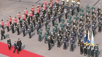 两位韩朝领导人在板门店广场，检阅了韩国传统仪仗队和三军仪仗队。检阅仪仗队是首脑外交活动中，具有代表性的一项礼宾活动，而这次是朝鲜领导人首次检阅韩国仪仗队。