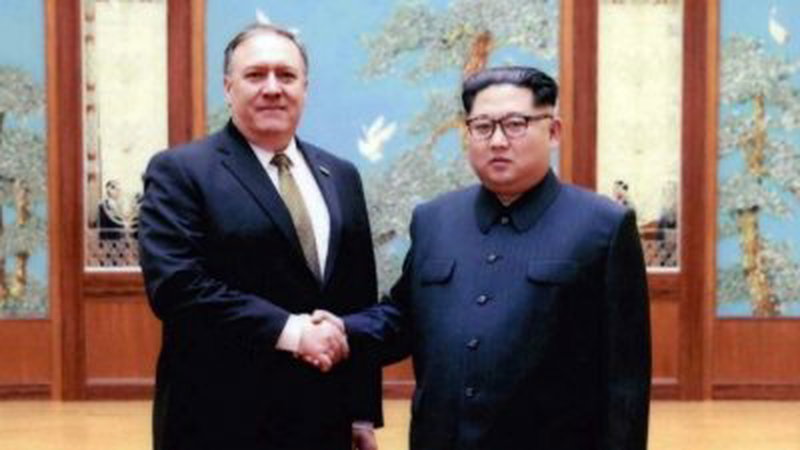 蓬佩奥（左）于美国时间周四宣誓就任美国国务卿。这是他在今年复活节的周末，到朝鲜首都平壤，与朝鲜最高领导人金正恩会晤。