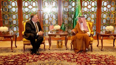 美国国务卿蓬佩奥（左）周六在利雅德，与沙地阿拉伯外长朱拜尔举行会谈。