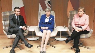 法国总统马克龙（左起）、英国首相特丽莎梅和德国总理默克尔，为了美国针对欧盟钢铝征收关税的豁免期限将至，在日前商议对策。这是他们在3月22日，出席比利时布鲁塞尔举行的欧盟春季峰会。
