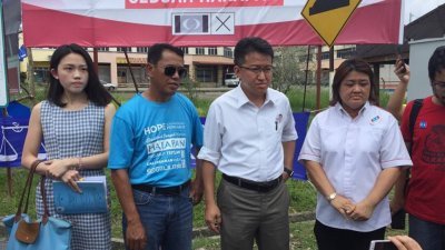利紫绫（左起）、扎希、刘镇东及周碧珠等人，向媒体控诉希盟广告牌敦马照片遭选委会割除一事。