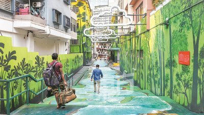 “走入河边，请小心！”其中一条后巷，是以雨林及河流场景为主题，立体感的壁画，为城市空间增添艺术美感之余，也多了绿意的点缀。（摄影：黄良儒）