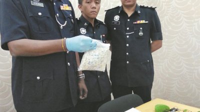 拉威向媒体展示部分从太平贩毒住宅内起获的毒品及财物。左2起是卡玛鲁及艾萨。