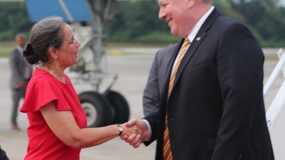 美国国务卿蓬佩奥（右）周四傍晚抵达大马时， 受到美国驻马大使蕾荷花的迎接。
