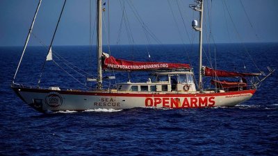 人道组织“主动张开手臂”的船只，在地中海中部航行，准备返回西班牙。西班牙已取代意大利，成为难民或非法移民的目的地首选。