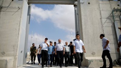 以色列国防部长利伯曼（中），上月22日巡视凯雷姆沙洛姆边界检查站。