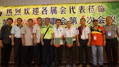 马来西亚菜农各属会颁赠纪念品予峇县菜农联谊会及菜农总会，分别由郑荣桥（左6起）及陈苏潮接领。