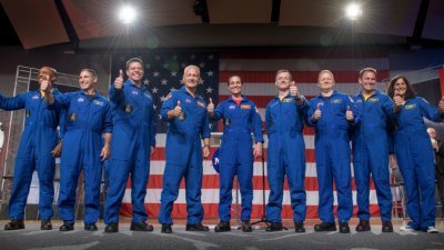 美国太空总署（NASA）的记者会上，9名太空人一字排开，让媒体记者拍照。他们将参与SpaceX和波音公司明年的载人升空计划，由7男2女组成。
