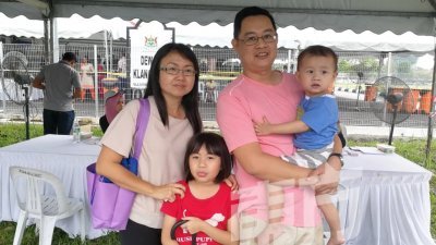 夫妻关系的华裔选民黎健伟（42岁）和蔡慧敏（41岁）