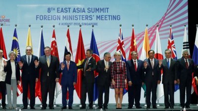 东盟10国外长和中国、美国、欧盟、日本及韩国的外交领袖，周六在会议上拍大合照。左5为美国国务卿蓬佩奥。