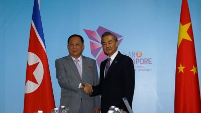 中国外交部长王毅（右）和朝鲜外长李容浩，上周五在新加坡出席论坛期间，举行双边会晤。