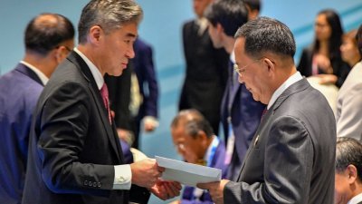 朝鲜当局对美国延长美日原子能协定，作出谴责。这是美国驻菲律宾大使金成（左）周六出席新加坡的东盟地区论坛部长会议，把美国总统特朗普的亲笔信，转交给朝鲜外交部长李勇浩。