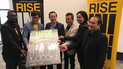 张捷惟（左2起）、林冠英及导演苏忠兴等人，周日下午为《Rise ini kalilah》电影主持推介礼。