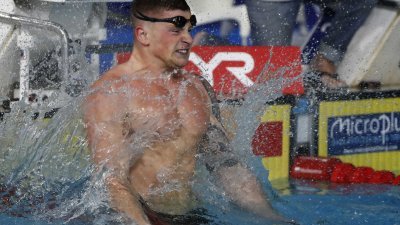英国奥运冠军亚当-皮蒂，周六在格拉斯哥举行的欧洲锦标赛中，打破了本身保持的男子100公尺蛙泳世界纪录后，欣喜庆祝。
