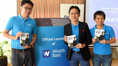 赖思源（左起）、叶明辉及Whitman执行董事叶彩霞一起出席手机应用程式iWealth Basic及新书推介礼。
