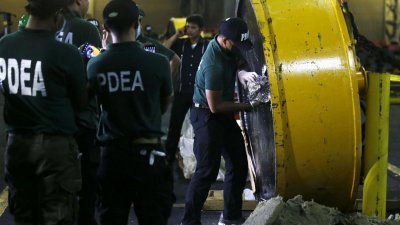 菲律宾缉毒局及海关官员从磁力起重器内起获500公斤，市值2亿6000万令吉的冰毒。