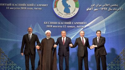 里海周边5国领袖周日在哈萨克签署协议后手牵手合照。左起为阿塞拜疆总统阿利耶夫、伊朗总统鲁哈尼、哈萨克总统纳扎尔巴耶夫、俄罗斯总统普京与土库曼总统别尔德穆哈梅多夫。-法新社-