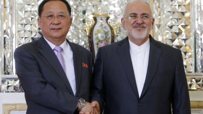 朝鲜外交部长李勇（右）周二访问伊朗，与伊朗外长扎里夫会晤。