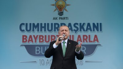 土耳其总统埃尔多安，周五在巴伊布尔特向国民演讲。