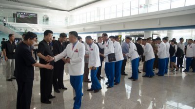 前往印尼参加亚运会的朝鲜运动员，周五在平壤国际机场搭机前往雅加达，政府官员到机场送行。